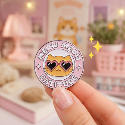 Pin's meow catitude vue de face, chat kawaii pastel à lunettes cœur, diamètre 3 cm 🐱