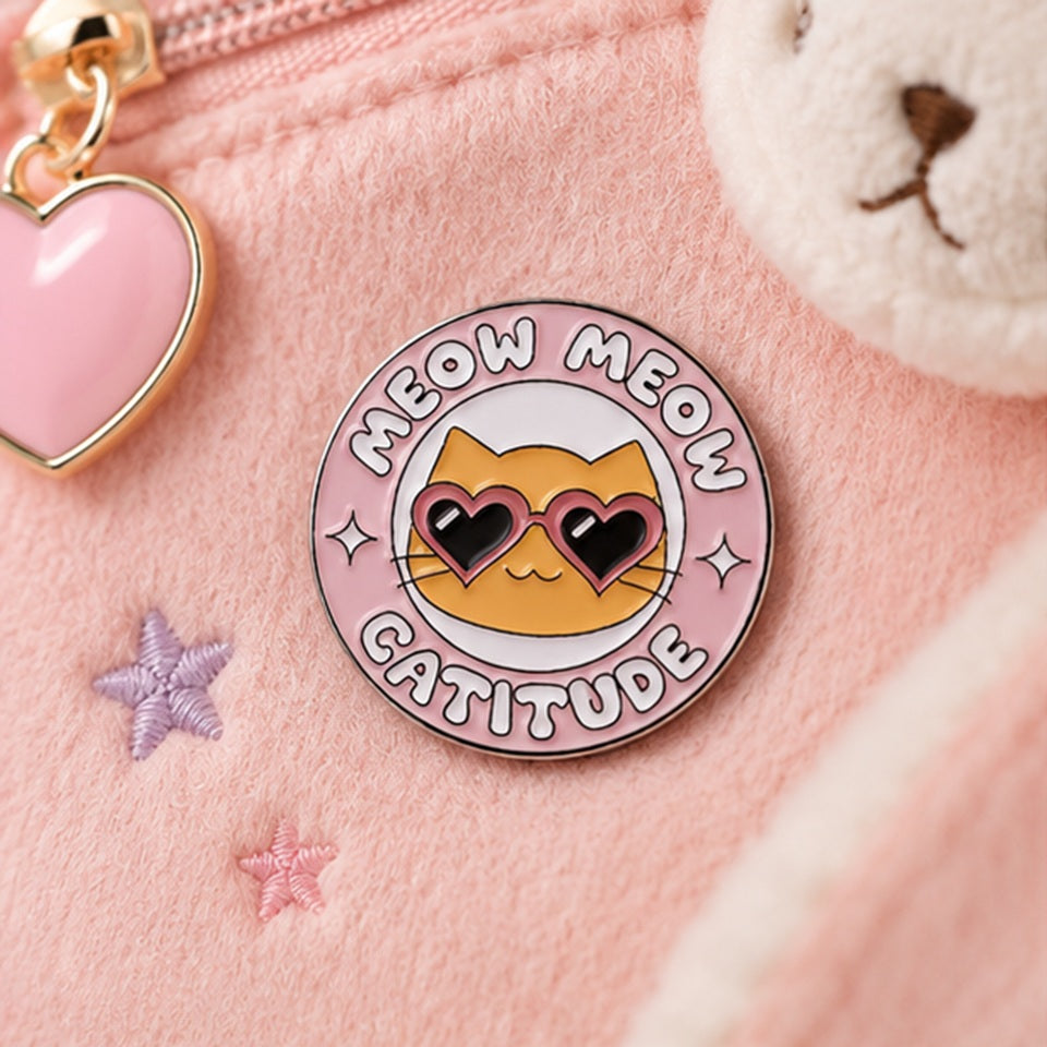 Pin's kawaii chat orange à lunettes cœur, design catitude nonchalant et mignon 😼
