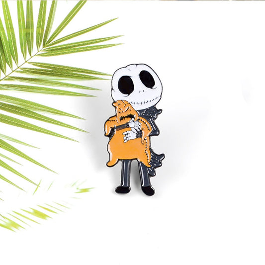 un pin's représentant Mr Jack de l'étrange Noël de Mr Jack qui tient dans ses bras une peluche de Oogie Boogie.