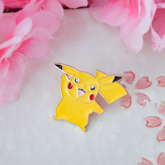 un joli pin's en forme de pikachu, plein d'énergie et de bonne humeur