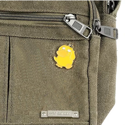 un pin's fidèle au design de Psykokwak, le pokémon canard  un peu déjanté
