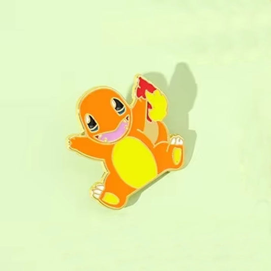 un pin's en forme du charismatique Pokemon Salamèche. On retrouve son design fidèle avec une expression amusante