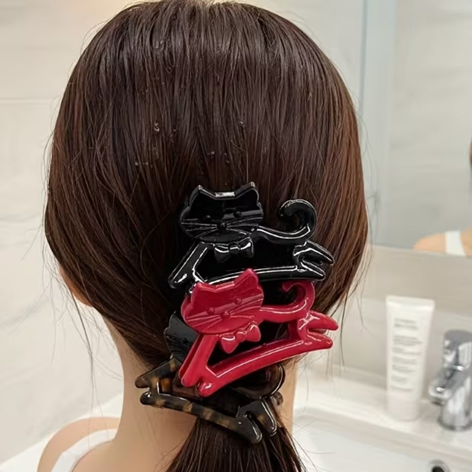 des pinces à cheveux coloré en forme d'un adorable chat qui porte un élégant noeud
