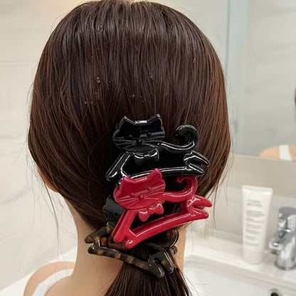 des pinces à cheveux coloré en forme d'un adorable chat qui porte un élégant noeud