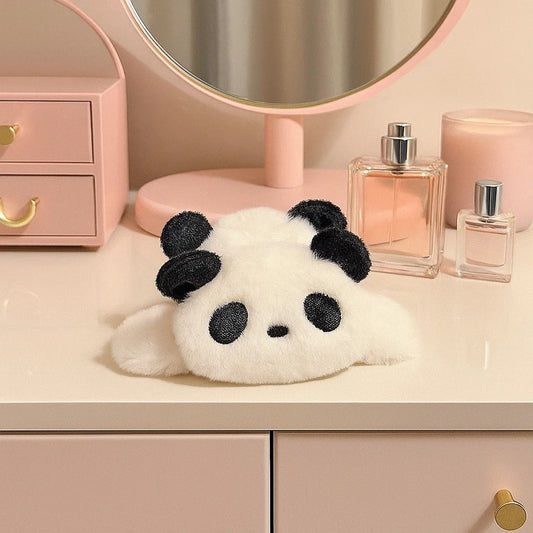 une adorable pince à cheveux blanche toute peluchée ornée d'une tête de panda tout mignonne. Elle est douce et se porte au quotidien pour un look mignon.