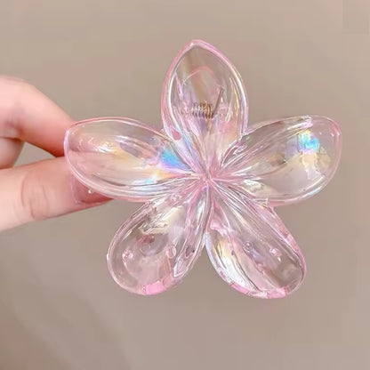 des pinces à cheveux nacrées en forme de fleur de frangipanier 