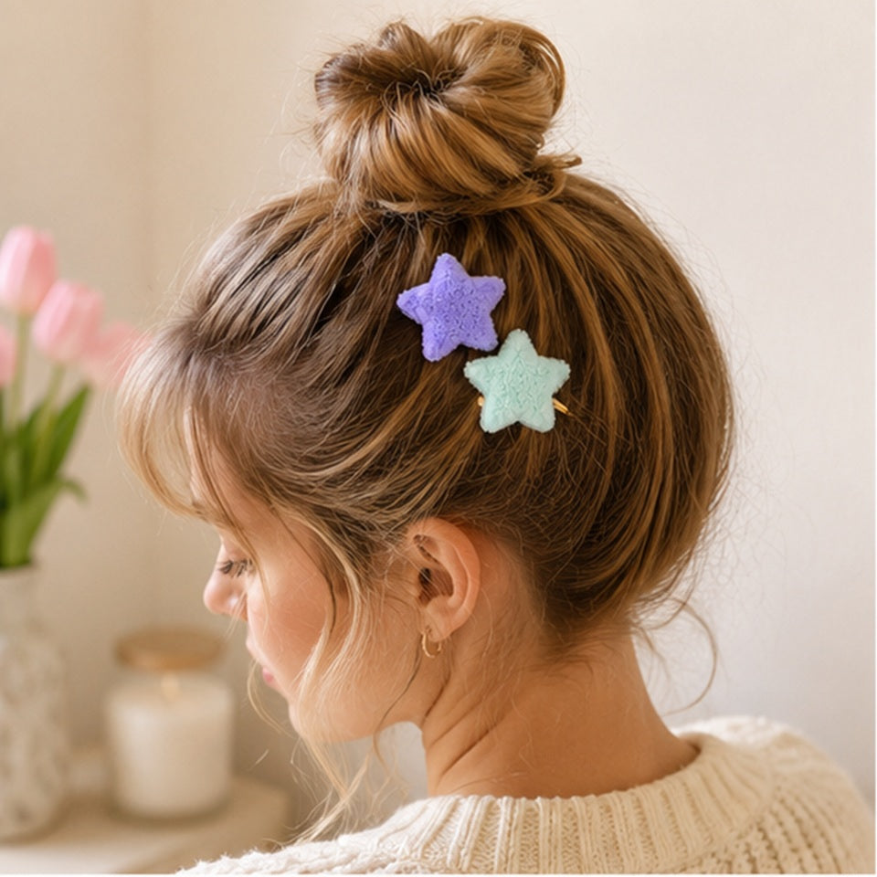 des barrettes à cheveux en forme d'étoiles adorables et en matière peluche hyper douces. Coloris pastels et forme mignonne