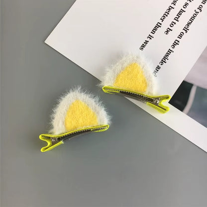 des barrettes à cheveux en forme d'oreilles de chat colorées et adorables à souhait. En bleu, mauve, jaune ou rose, on dirait de véritables petites oreilles, parfaites pour un look original et mignon.
