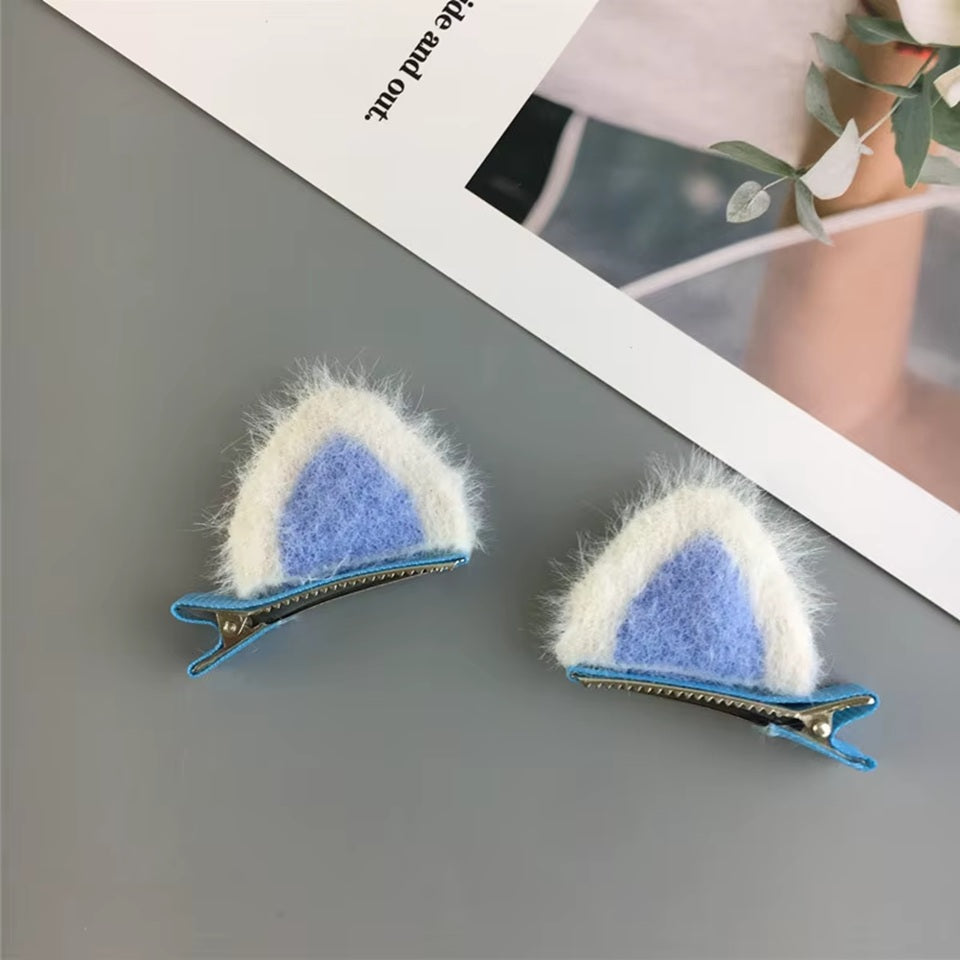 des barrettes à cheveux en forme d'oreilles de chat colorées et adorables à souhait. En bleu, mauve, jaune ou rose, on dirait de véritables petites oreilles, parfaites pour un look original et mignon.
