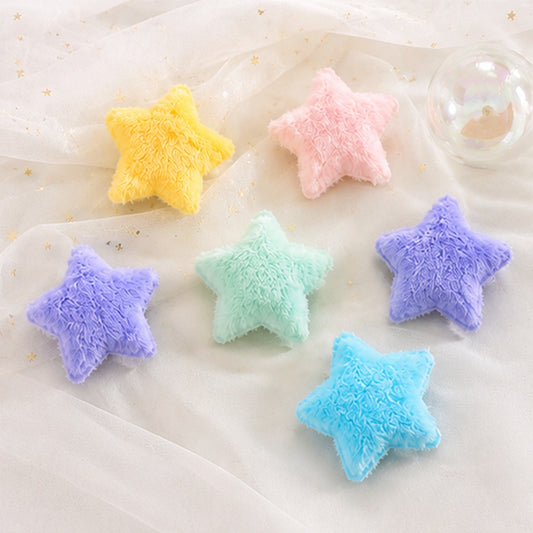 des barrettes à cheveux en forme d'étoiles adorables et en matière peluche hyper douces. Coloris pastels et forme mignonne