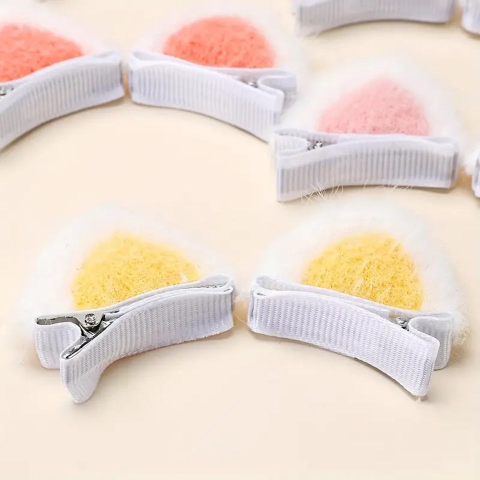 des barrettes à cheveux en forme d'oreilles de chat colorées et adorables à souhait. En bleu, mauve, jaune ou rose, on dirait de véritables petites oreilles, parfaites pour un look original et mignon.