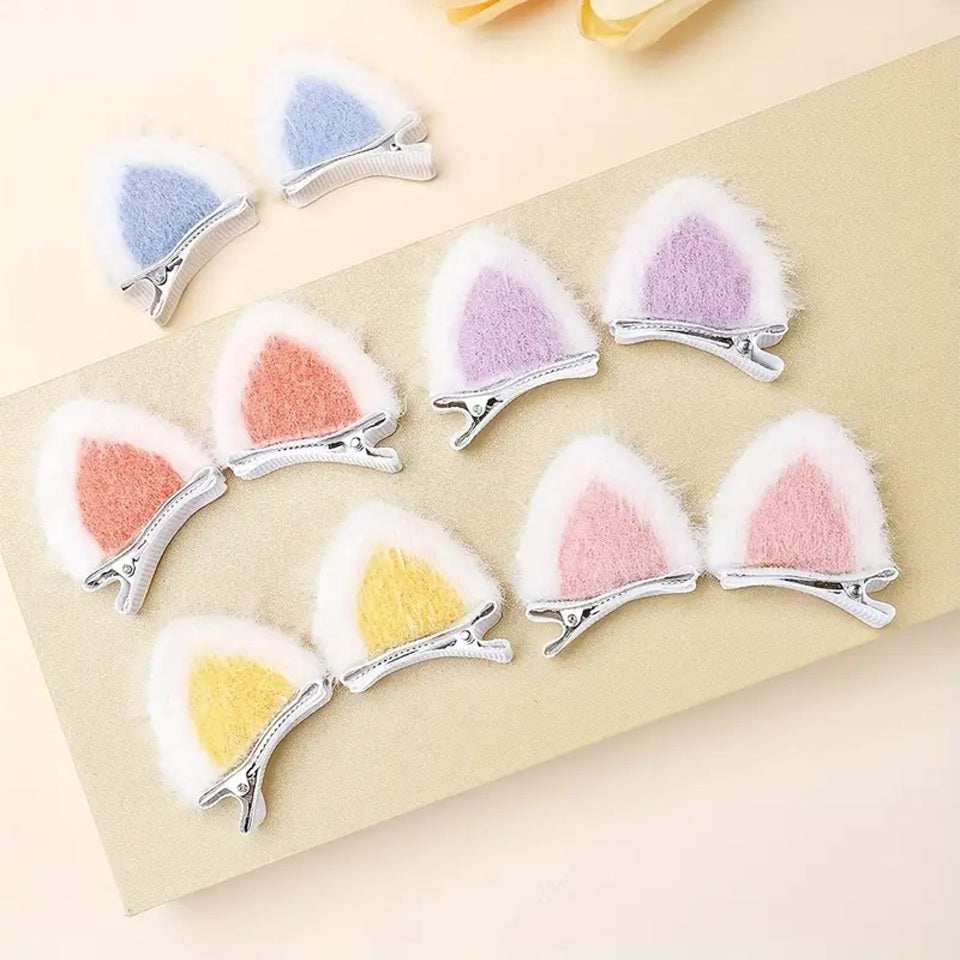 des barrettes à cheveux en forme d'oreilles de chat colorées et adorables à souhait. En bleu, mauve, jaune ou rose, on dirait de véritables petites oreilles, parfaites pour un look original et mignon.