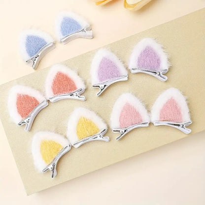 des barrettes à cheveux en forme d'oreilles de chat colorées et adorables à souhait. En bleu, mauve, jaune ou rose, on dirait de véritables petites oreilles, parfaites pour un look original et mignon.