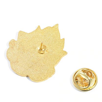 Zoom sur le dos d'un pin's représentant Calcifer le personnage emblématique du château ambulant.