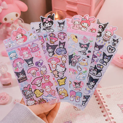Main tenant plusieurs planches de stickers Sanrio kawaii avec Kuromi, My Melody, Hello Kitty, Cinnamoroll et Pompompurin dans une ambiance rose pastel adorable ✨ Stickers mignons et colorés aux détails brillants parfaits pour décorer un journal, un ordinateur, une coque de téléphone ou une papeterie kawaii. Univers doux et féerique inspiré du Japon.