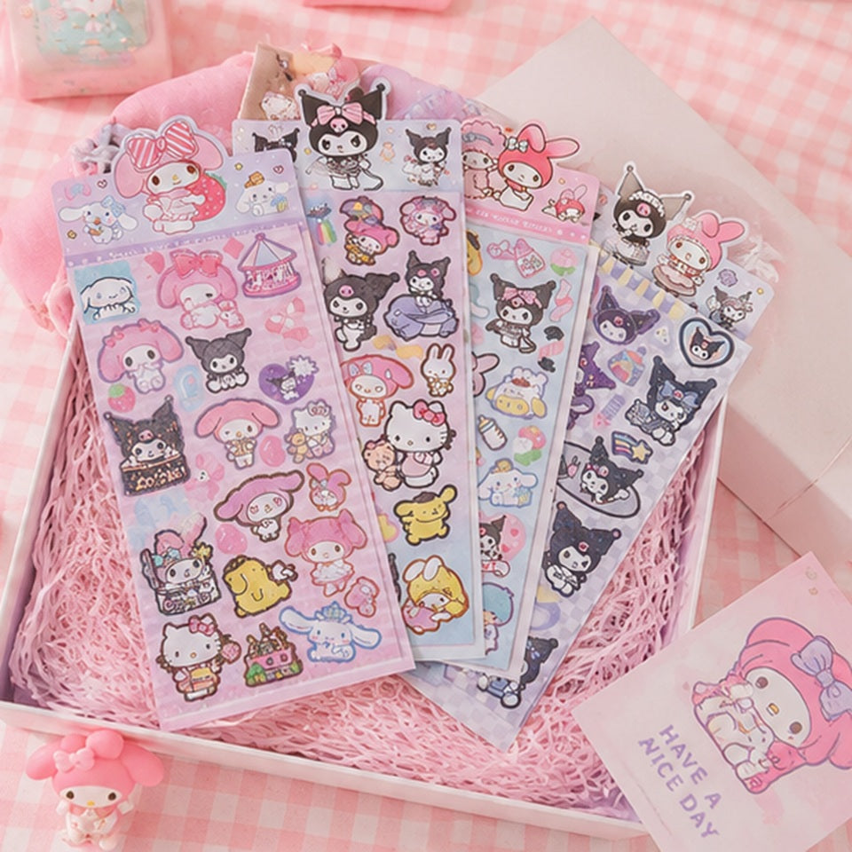 Planches de stickers Sanrio kawaii avec My Melody, Kuromi, Hello Kitty, Cinnamoroll et Pompompurin présentées dans un panier rose pastel adorable ✨ Stickers mignons et colorés aux détails brillants parfaits pour décorer un journal, une coque de téléphone, un ordinateur ou une papeterie kawaii. Ambiance douce, girly et féerique inspirée de l’univers japonais.
