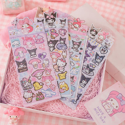 Planches de stickers Sanrio kawaii avec My Melody, Kuromi, Hello Kitty, Cinnamoroll et Pompompurin présentées dans un panier rose pastel adorable ✨ Stickers mignons et colorés aux détails brillants parfaits pour décorer un journal, une coque de téléphone, un ordinateur ou une papeterie kawaii. Ambiance douce, girly et féerique inspirée de l’univers japonais.