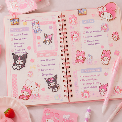 Carnet décoré avec des stickers Sanrio kawaii de My Melody, Kuromi et Hello Kitty dans une ambiance rose pastel adorable ✨ Pages remplies de listes, objectifs et rappels illustrés avec des stickers mignons et fleuris inspirés de la papeterie japonaise. Univers doux, créatif et féerique parfait pour le journaling et l’organisation kawaii.