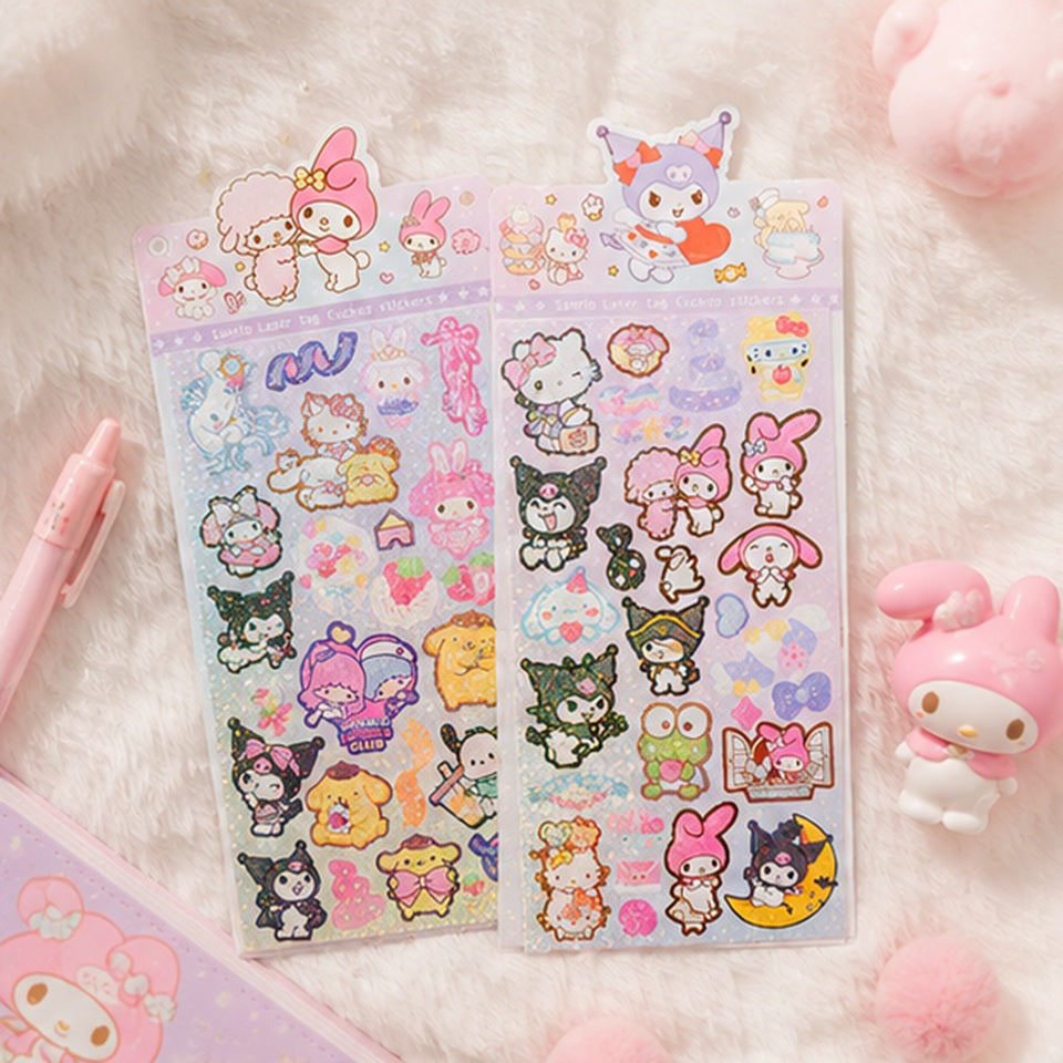 Planches de stickers Sanrio kawaii avec My Melody, Kuromi, Hello Kitty, Cinnamoroll et Pompompurin dans une ambiance douce et pastel ✨ Stickers mignons et colorés aux détails brillants parfaits pour décorer un journal, une coque de téléphone, un ordinateur ou une papeterie kawaii. Univers féerique inspiré du Japon avec fond en fausse fourrure blanche et accessoires roses adorables.