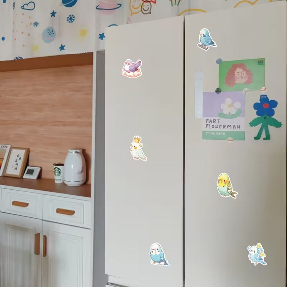 des stickers en forme de perruches et de perroquets colorés en version chibi toute ronde et adorable. Ils apportent une touche de pep's tropical et une touche joyeuse. Idéal pour le scrapbooking.