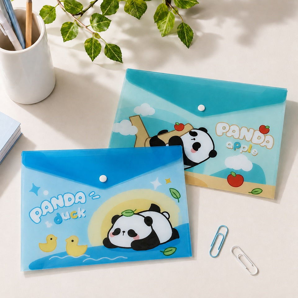 Mockup carré de deux pochettes plastiques bleues à bouton-pression, décorées de pandas kawaii avec des pommes et des canetons, présentées sur un bureau lumineux.