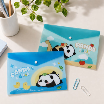 Mockup carré de deux pochettes plastiques bleues à bouton-pression, décorées de pandas kawaii avec des pommes et des canetons, présentées sur un bureau lumineux.