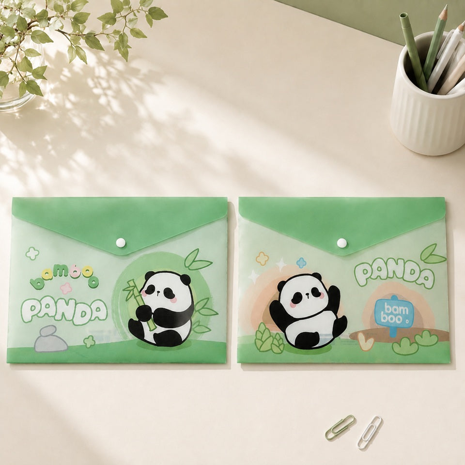 Mockup carré de deux pochettes plastiques vert pastel à bouton-pression, décorées de pandas kawaii avec du bambou, présentées sur un bureau lumineux avec une plante et des crayons.