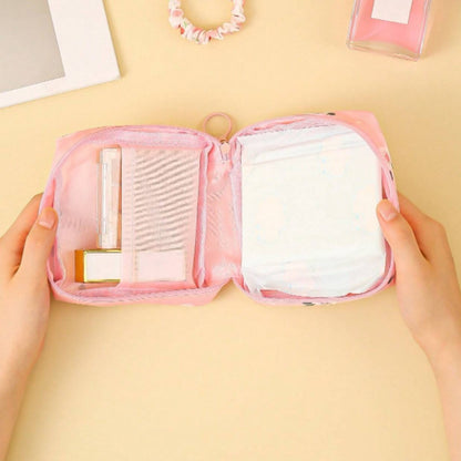 une adorable  petite pochette de rangement pour protections hygiéniques au motif de fleurs. Format pratique à glisser dans son sac.