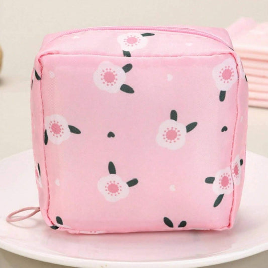 une adorable  petite pochette de rangement pour protections hygiéniques au motif de fleurs. Format pratique à glisser dans son sac.