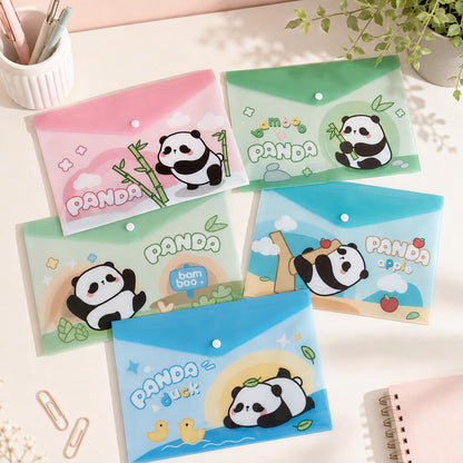 Mockup carré de cinq pochettes plastiques pastel à bouton-pression, décorées de pandas kawaii, présentées sur un bureau lumineux avec des accessoires de papeterie.