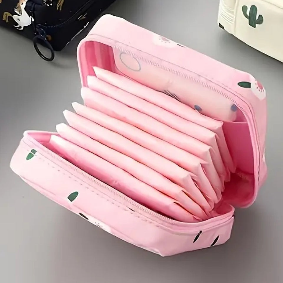 une adorable  petite pochette de rangement pour protections hygiéniques au motif de fleurs. Format pratique à glisser dans son sac.