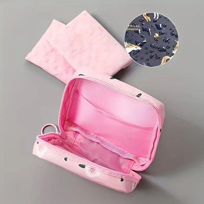 une adorable  petite pochette de rangement pour protections hygiéniques au motif de fleurs. Format pratique à glisser dans son sac.