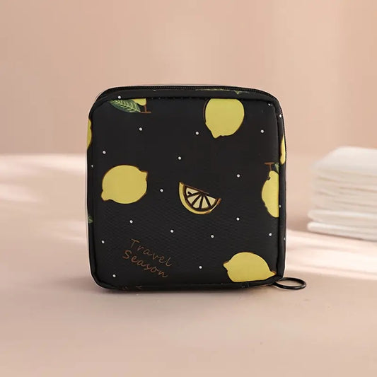 une pochette de rangement zippée au motif de citrons jaunes pour transporter en toute discrétion protections hygiéniques. Peut également servir pour y ranger maquillage et petits accessoires.