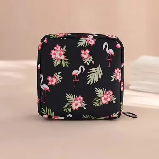 une pochette de rangement zippée au motif de flamants roses et de fleurs exotiques pour transporter en toute discrétion protections hygiéniques. Peut également servir pour y ranger maquillage et petits accessoires.