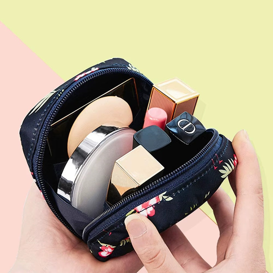une pochette de rangement zippée au motif de flamants roses et de fleurs exotiques pour transporter en toute discrétion protections hygiéniques. Peut également servir pour y ranger maquillage et petits accessoires.