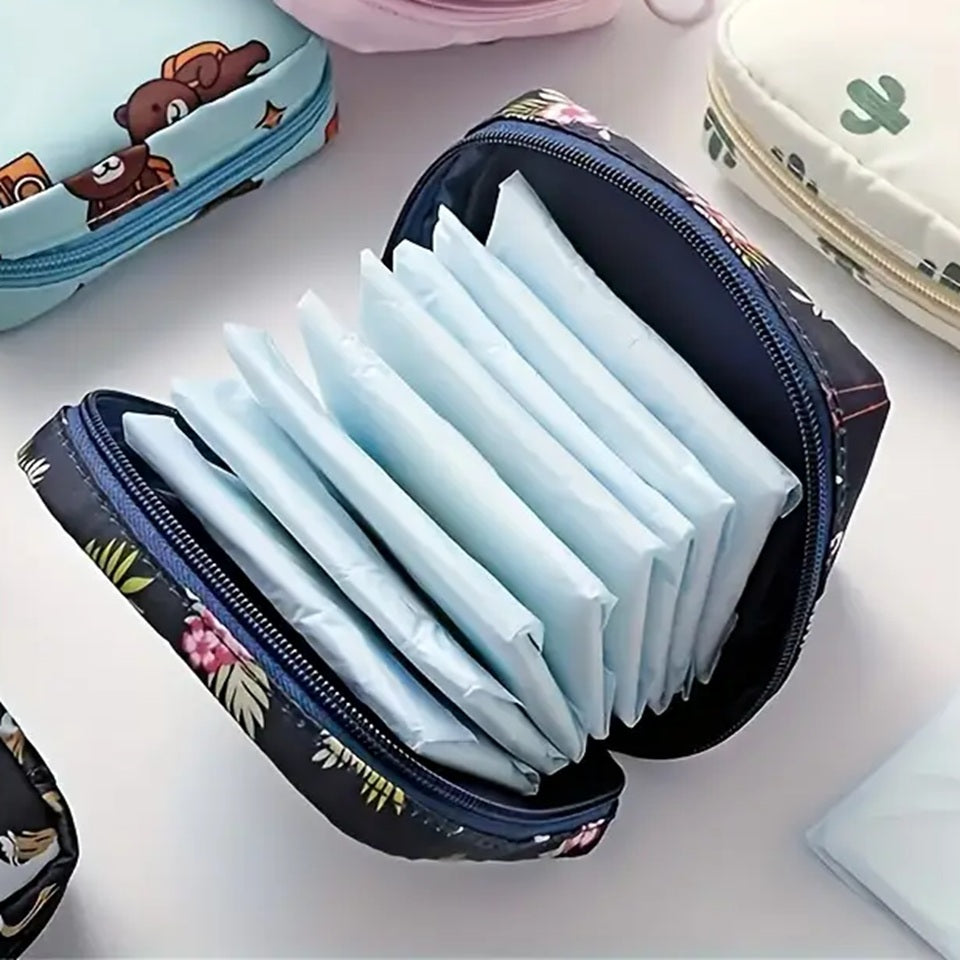 une pochette de rangement zippée au motif de flamants roses et de fleurs exotiques pour transporter en toute discrétion protections hygiéniques. Peut également servir pour y ranger maquillage et petits accessoires.