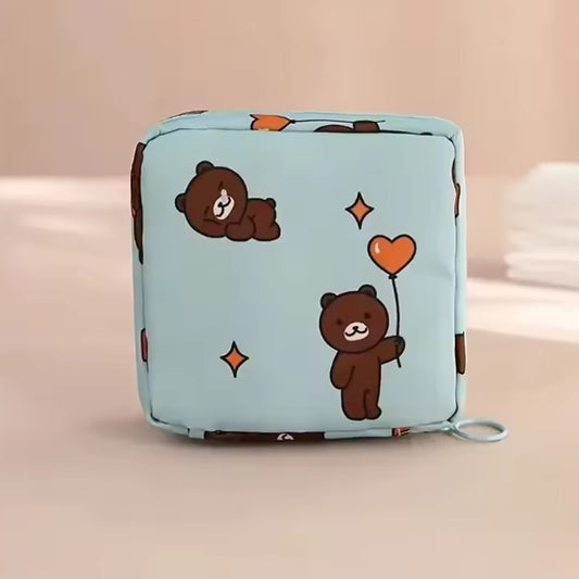 une pochette de rangement zippée au motif d'ourson tendre et adorable pour transporter en toute discrétion protections hygiéniques. Peut également servir pour y ranger maquillage et petits accessoires.