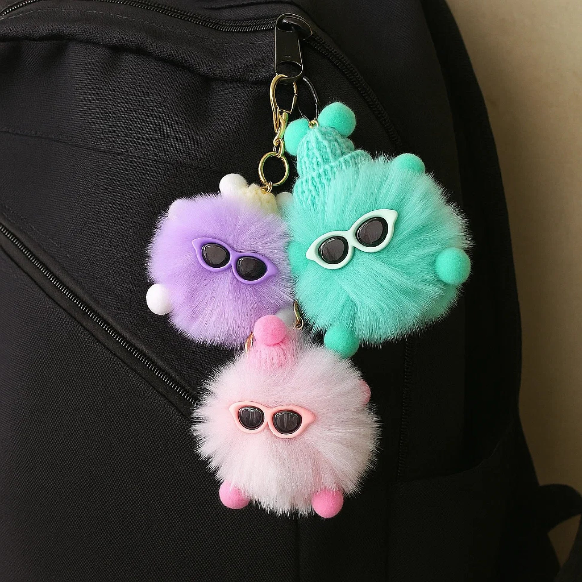 porte-clés boule de poils colorée qui porte des lunettes de soleil et un joli bonnet. accessoire kawaii, mignon rempli de douceur.