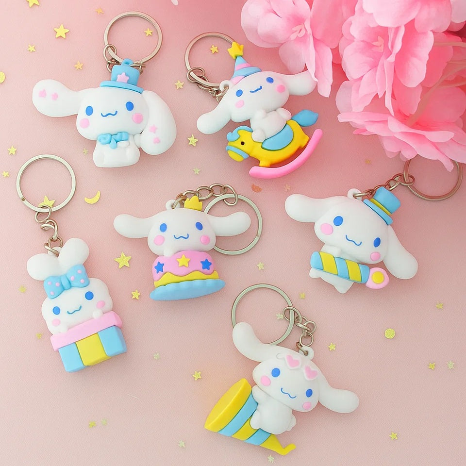Des porte-clés Cinnamoroll tout mignons ! Cinnamoroll est représenté autour du thème anniversaire, cadeaux et fête ! Avec des couleurs jaune, bleu, rose pastel, on retrouve sa touche charmante et tendre.