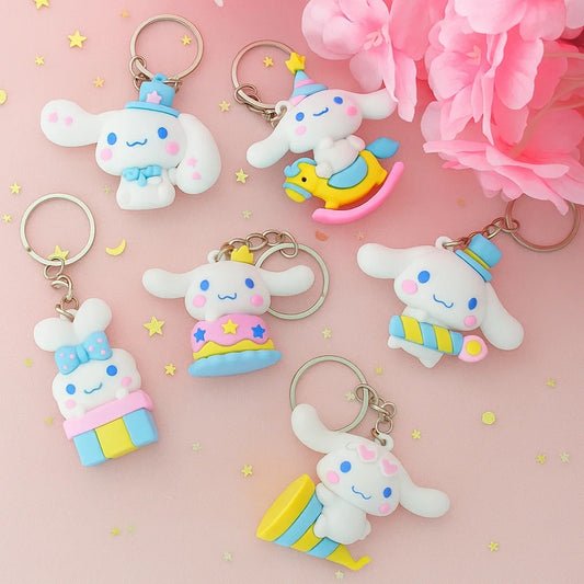 Des porte-clés Cinnamoroll tout mignons ! Cinnamoroll est représenté autour du thème anniversaire, cadeaux et fête ! Avec des couleurs jaune, bleu, rose pastel, on retrouve sa touche charmante et tendre.