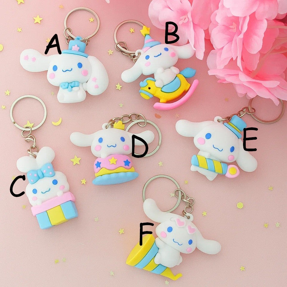 Des porte-clés Cinnamoroll tout mignons ! Cinnamoroll est représenté autour du thème anniversaire, cadeaux et fête ! Avec des couleurs jaune, bleu, rose pastel, on retrouve sa touche charmante et tendre.