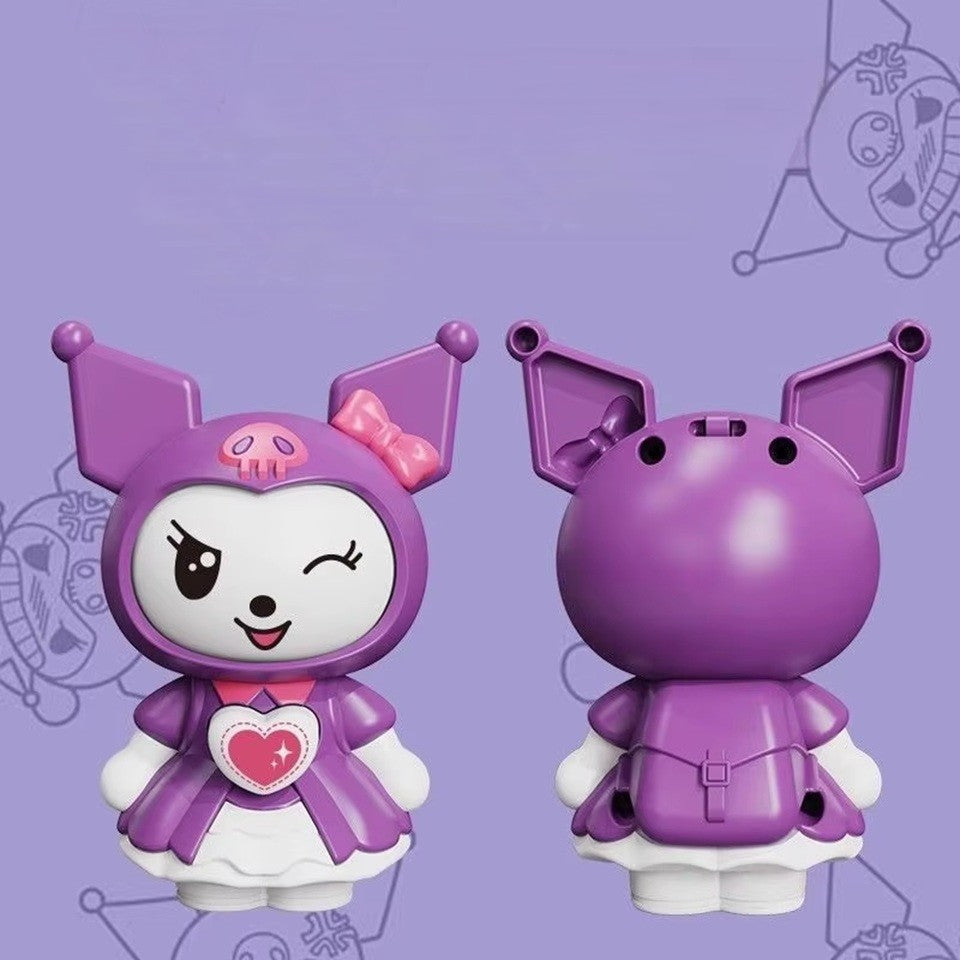 un prote-clé représentant Kuromi habillée dans une jolie robe violette. Sur son ventre se trouve un bouton qui permet  de changer son expression. En un coup, son visage tourne pour découvrir une nouvelle expression !