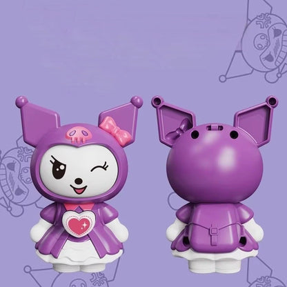 un prote-clé représentant Kuromi habillée dans une jolie robe violette. Sur son ventre se trouve un bouton qui permet  de changer son expression. En un coup, son visage tourne pour découvrir une nouvelle expression !