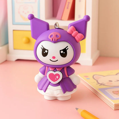 un prote-clé représentant Kuromi habillée dans une jolie robe violette. Sur son ventre se trouve un bouton qui permet  de changer son expression. En un coup, son visage tourne pour découvrir une nouvelle expression !