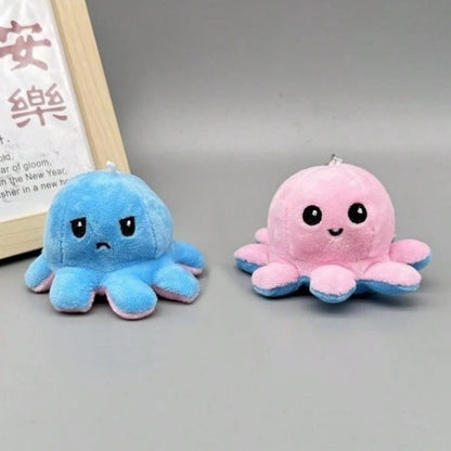 un porte-clé tout doux en forme d'octopus réversible bleu et rose pour un côté heureux et un côté fâché adorable. Deux couleurs pour deux expressions.