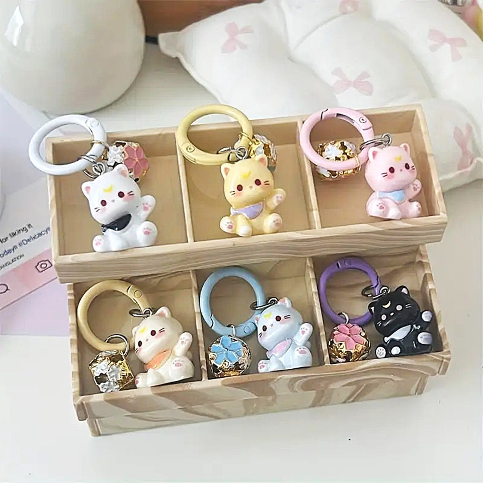 des porte-clés en forme de chat kawaii colorés et super mignons, accompagné d'un superbe grelot sakura. Idéal pour vos clés ou décorer un sac.