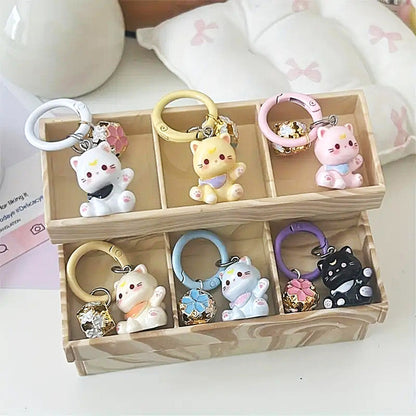 des porte-clés en forme de chat kawaii colorés et super mignons, accompagné d'un superbe grelot sakura. Idéal pour vos clés ou décorer un sac.