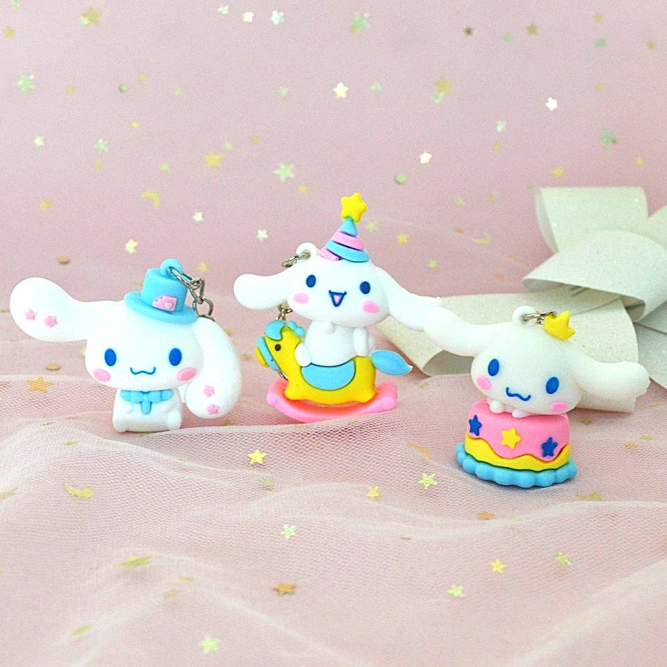 Des porte-clés Cinnamoroll tout mignons ! Cinnamoroll est représenté autour du thème anniversaire, cadeaux et fête ! Avec des couleurs jaune, bleu, rose pastel, on retrouve sa touche charmante et tendre.