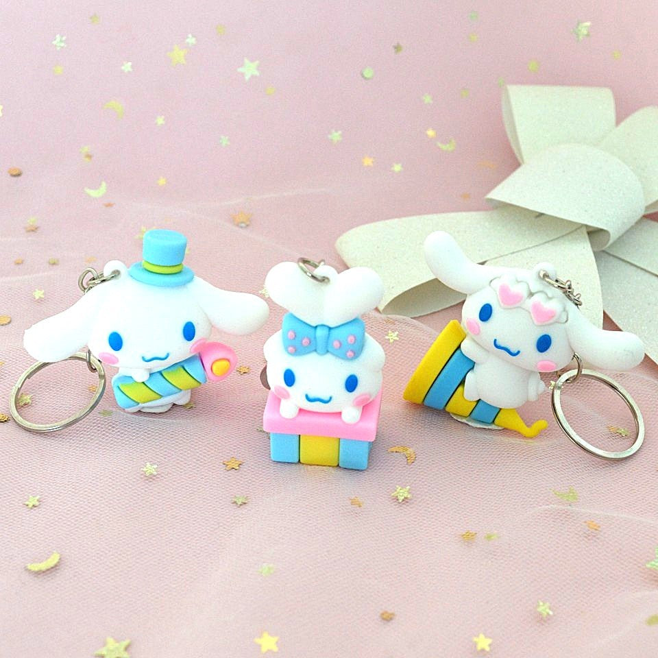 Des porte-clés Cinnamoroll tout mignons ! Cinnamoroll est représenté autour du thème anniversaire, cadeaux et fête ! Avec des couleurs jaune, bleu, rose pastel, on retrouve sa touche charmante et tendre.