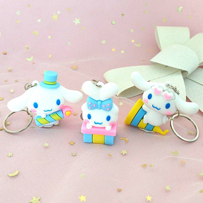 Des porte-clés Cinnamoroll tout mignons ! Cinnamoroll est représenté autour du thème anniversaire, cadeaux et fête ! Avec des couleurs jaune, bleu, rose pastel, on retrouve sa touche charmante et tendre.